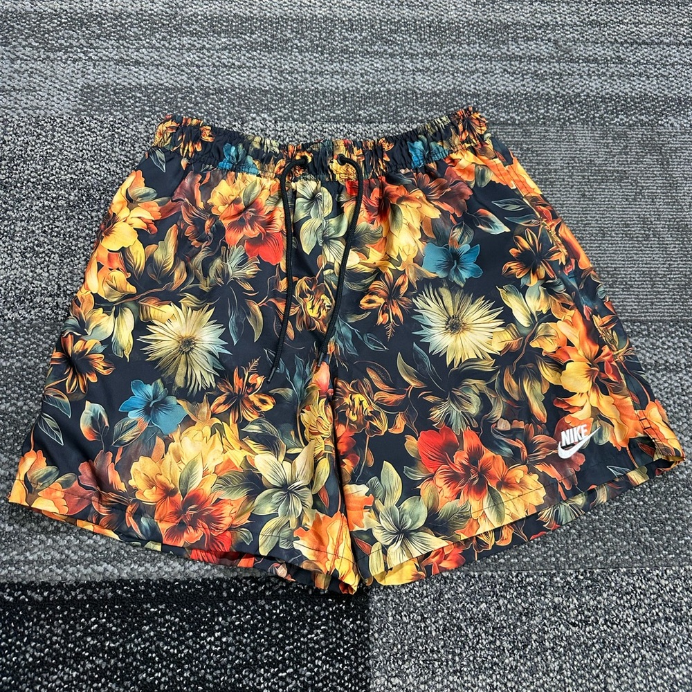 NWOT! Nike Club Shorts Size-M